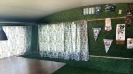 W środku Pan Jacek znalazł typowe elementy wyposażenia: jak meble turystyczne, kuchenkę gazową i elektryczną, hamak, wieszane półki czy lampę naftową. Na ścianach – dawne proporczyki z lat 70. oraz czarno-białe zdjęcia poprzednich właścicieli - zdjęcie 3